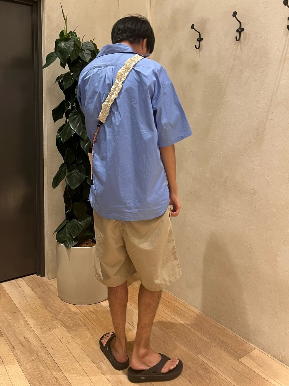 ホワイト系のショルダーバッグ、ブルー系のシャツ/ブラウス、ホワイト系のTシャツ/カットソーを着用したメンズの夏コーディネートの5枚目の写真