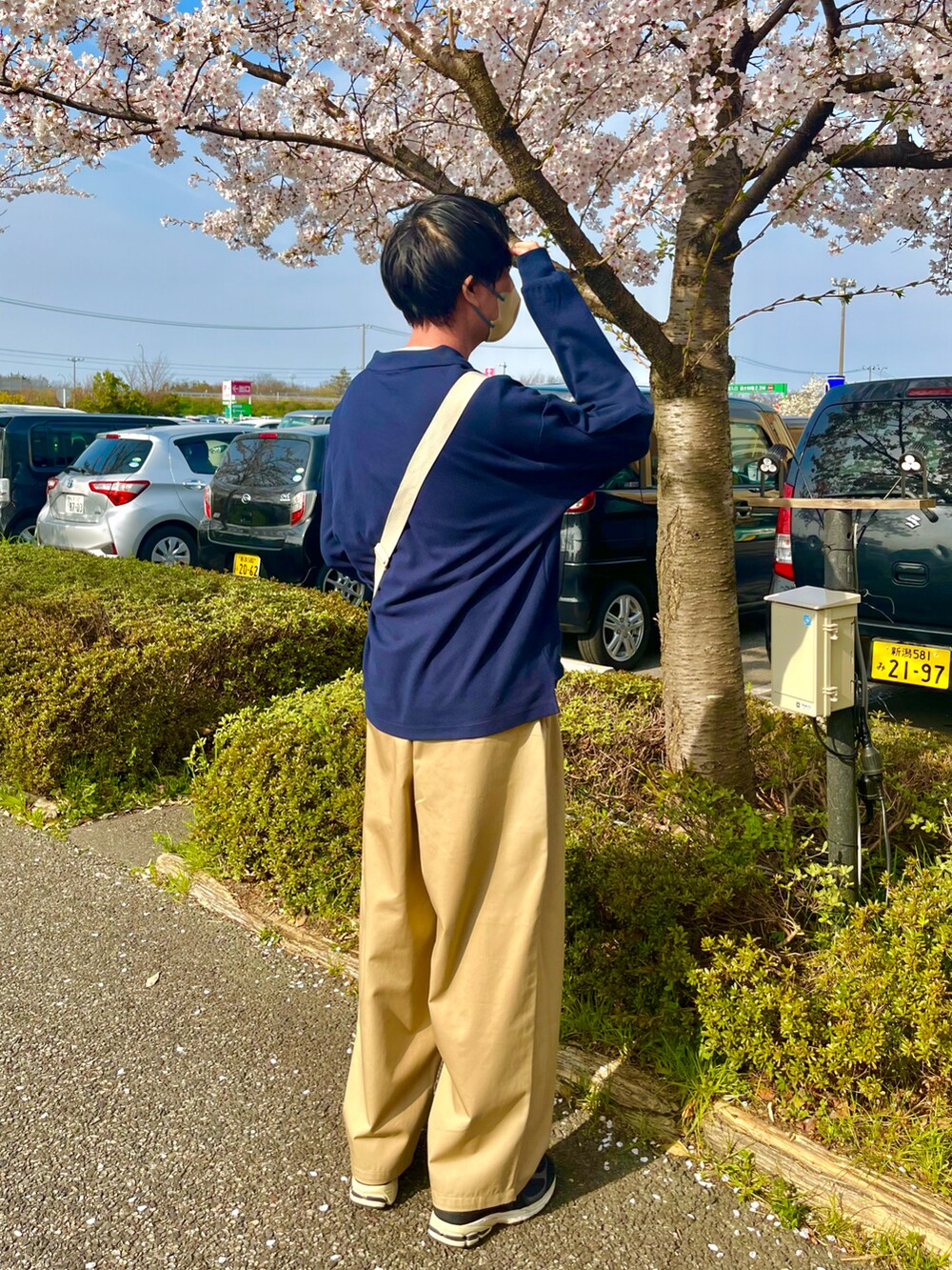 「シンプルコーデ、カジュアル、おしゃれさんと繋がりたい、大人コーデ、大人カジュアル、休日スタイル、チャオパニックティピー(CIAOPANIC TYPY)、ワイドパンツ、スニーカーコーデ、ポロシャツ、ユニクロ、チノパン」｜「CIAOPANIC TYPYのオーバーサイズスキッパーポロ（ポロシャツ、ブルー系）」を使った、うめだこうへいさん（メンズ・177cm）の春コーディネートの2枚目の写真