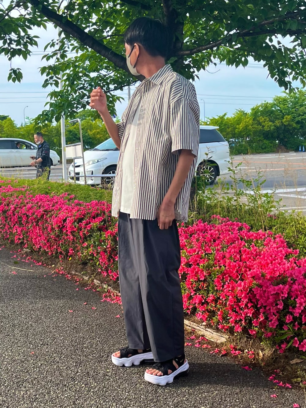 「夏コーデ、カジュアルコーデ、オーバーサイズ、柄シャツ、厚底シューズ、白Tシャツ、シャツ、NIKE、ユニクロ、ストライプシャツ、半袖シャツ、休日スタイル、きれいめカジュアル、夏セールで買いました、Tシャツ」｜「CIAOPANIC TYPYの【新色追加！】ブロードビッグ半袖シャツ（シャツ/ブラウス、グリーン系）」を使った、うめだこうへいさん（メンズ・177cm）の夏コーディネートの2枚目の写真