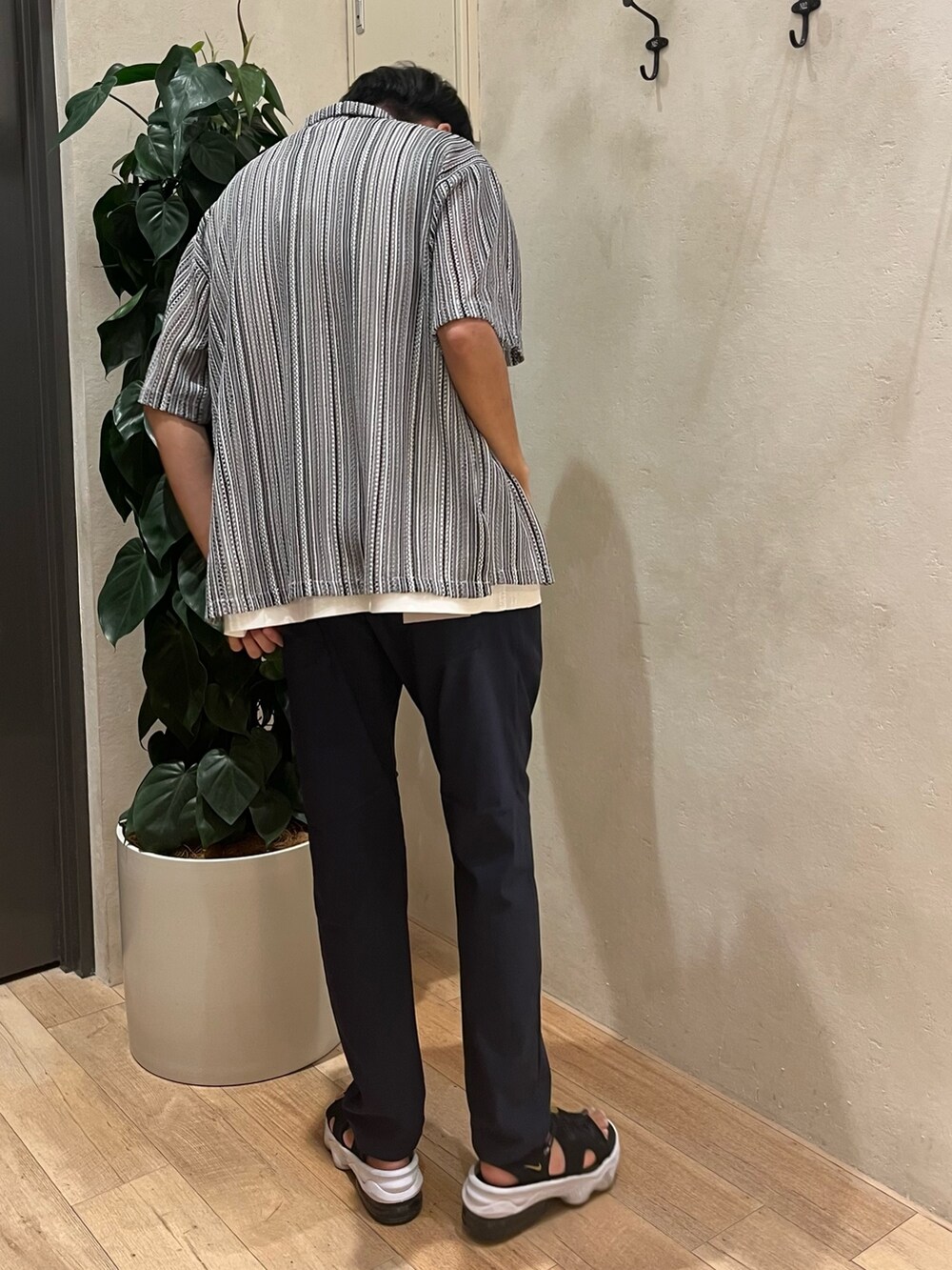 グレー系のシャツ/ブラウス、ホワイト系のタンクトップ、ブルー系のパンツを着用したメンズの夏コーディネートの4枚目の写真