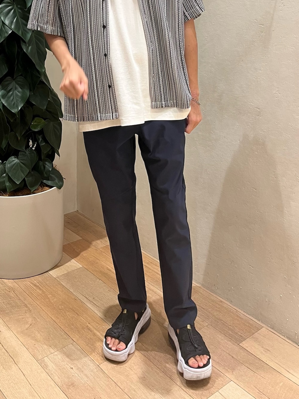 グレー系のシャツ/ブラウス、ホワイト系のタンクトップ、ブルー系のパンツを着用したメンズの夏コーディネートの2枚目の写真