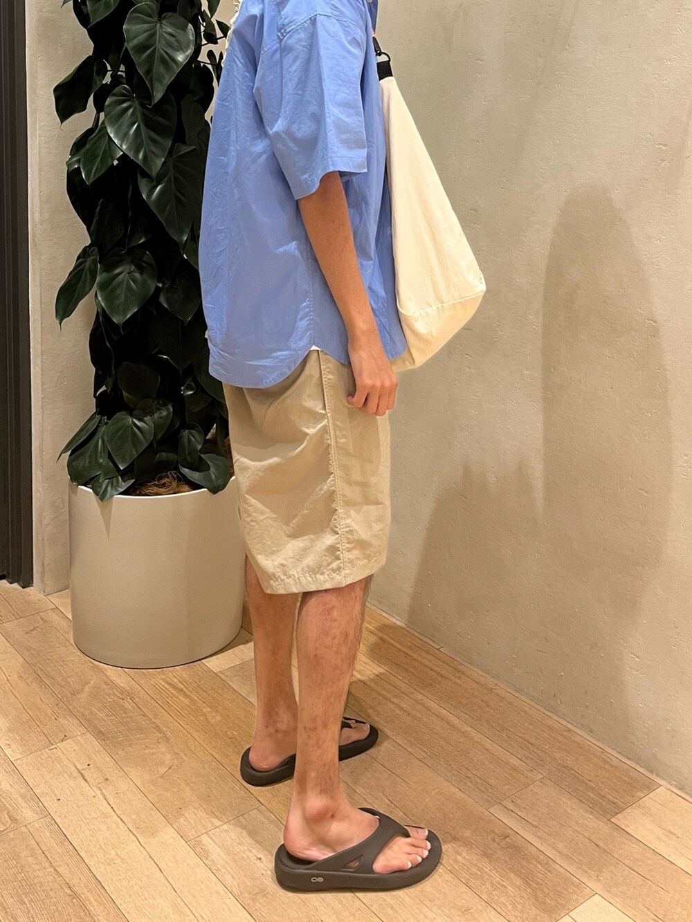 ホワイト系のショルダーバッグ、ブルー系のシャツ/ブラウス、ホワイト系のTシャツ/カットソーを着用したメンズの夏コーディネートの4枚目の写真