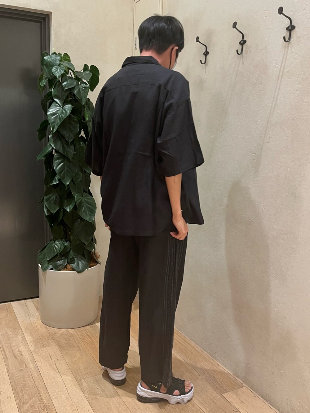 グレー系のシャツ/ブラウス、グレー系のその他パンツ、ブラック系のサンダルを着用したメンズの夏コーディネートの2枚目の写真