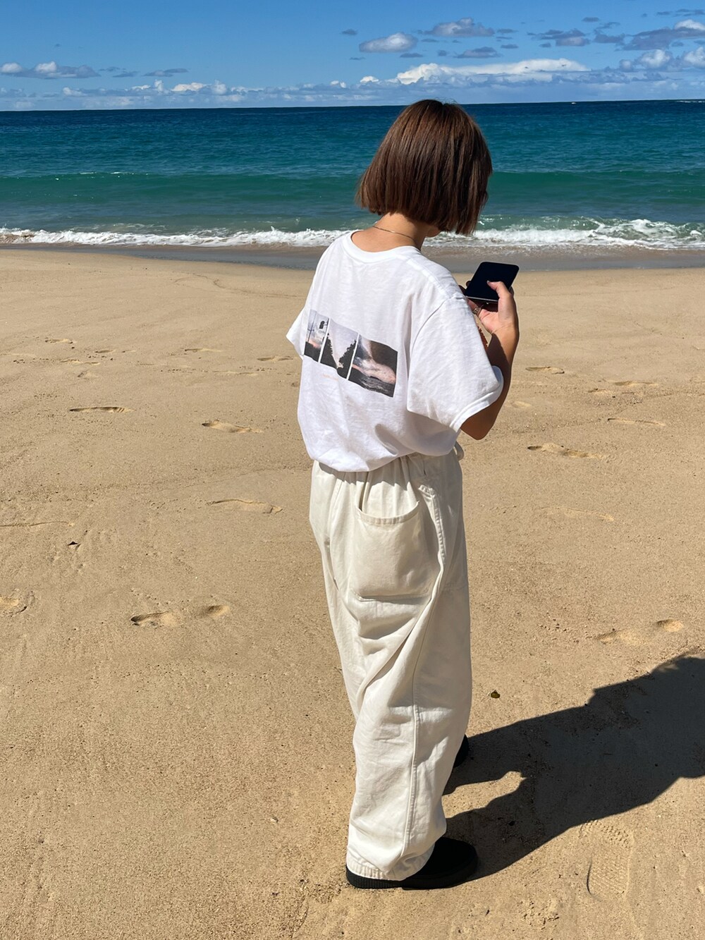「モノトーン、休日コーデ、シンプルコーデ、大人カジュアル、デニム」｜「BEAMS BOYのアイテム（デニムパンツ、ホワイト系）」を使った、mmmina6さん（レディース・148cm）の秋コーディネートの2枚目の写真