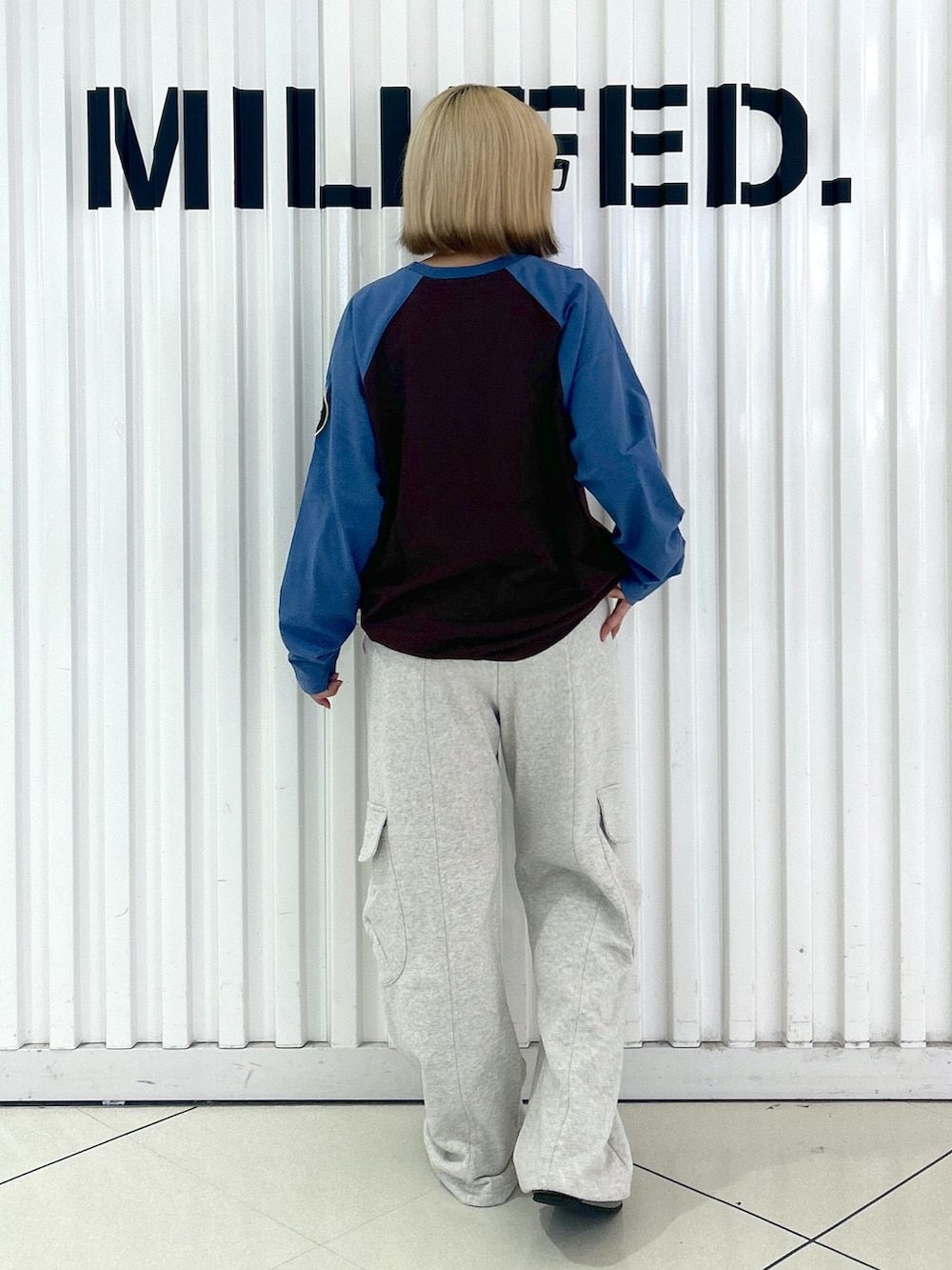 ベージュ系のスウェットパンツ、ブラウン系のTシャツ/カットソー、ブラック系のバックパック/リュックを着用したレディースの夏コーディネートの6枚目の写真