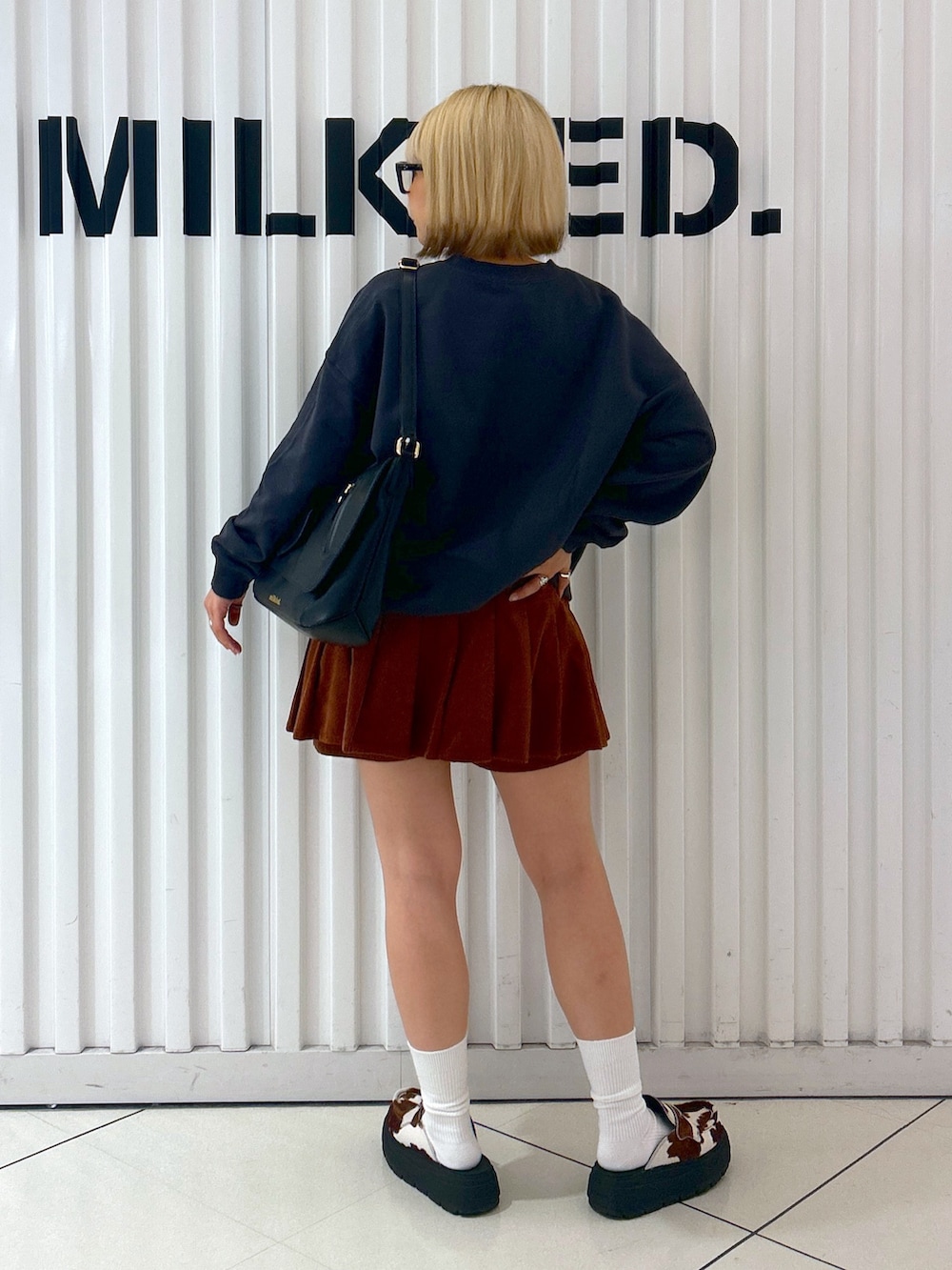 ブラウン系のその他パンツ、ブラック系のショルダーバッグ、グレー系のスウェットを着用したレディースの秋コーディネートの2枚目の写真