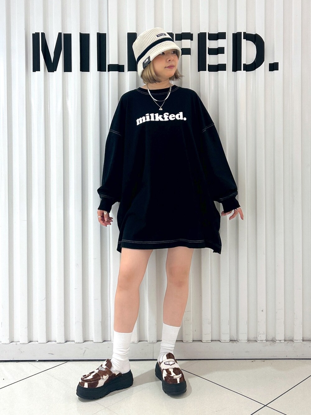 ブラック系のTシャツ/カットソー、シルバー系のショルダーバッグ、ホワイト系のハットを着用したレディースの秋コーディネートの3枚目の写真