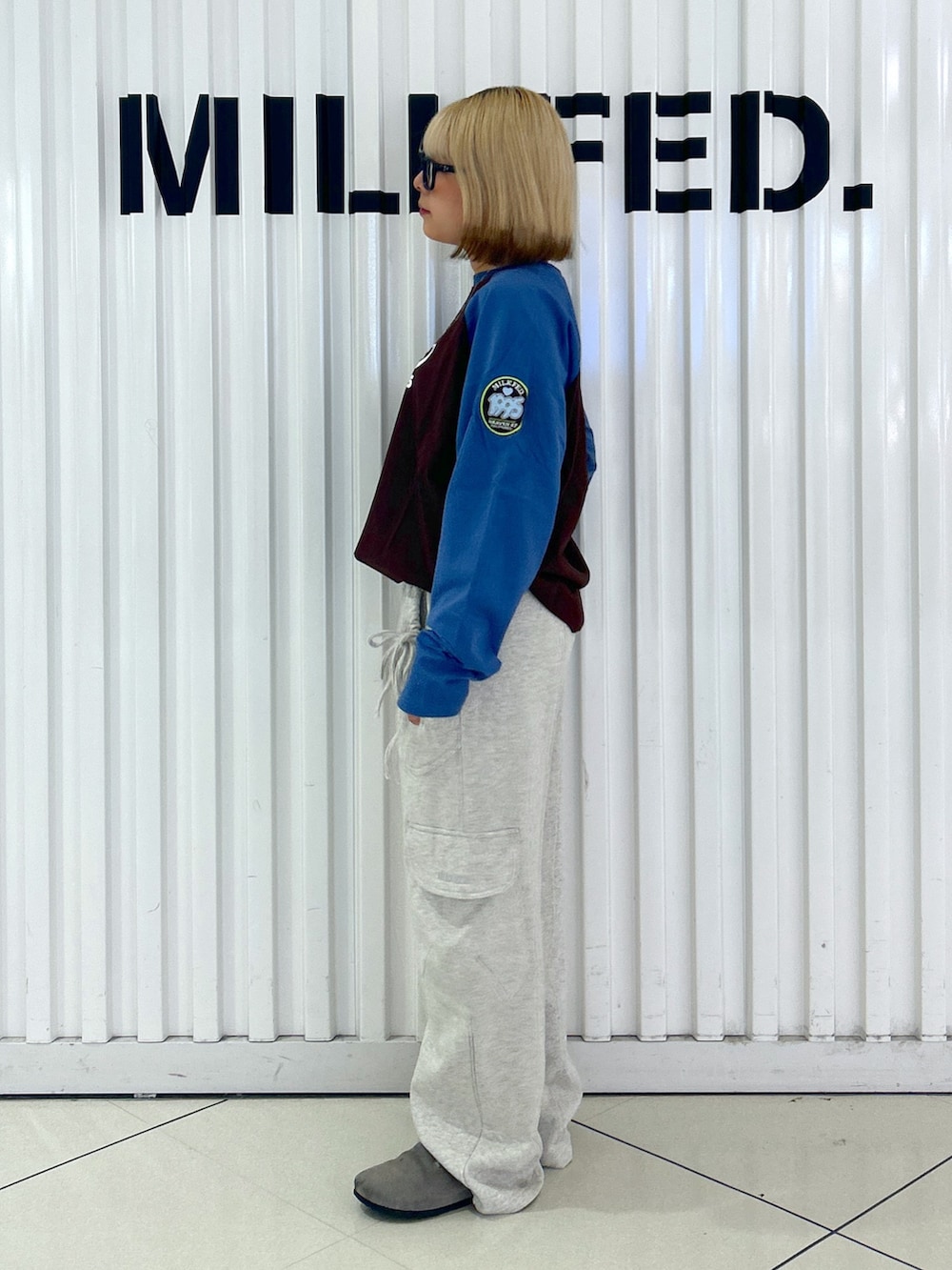 ベージュ系のスウェットパンツ、ブラウン系のTシャツ/カットソー、ブラック系のバックパック/リュックを着用したレディースの夏コーディネートの4枚目の写真