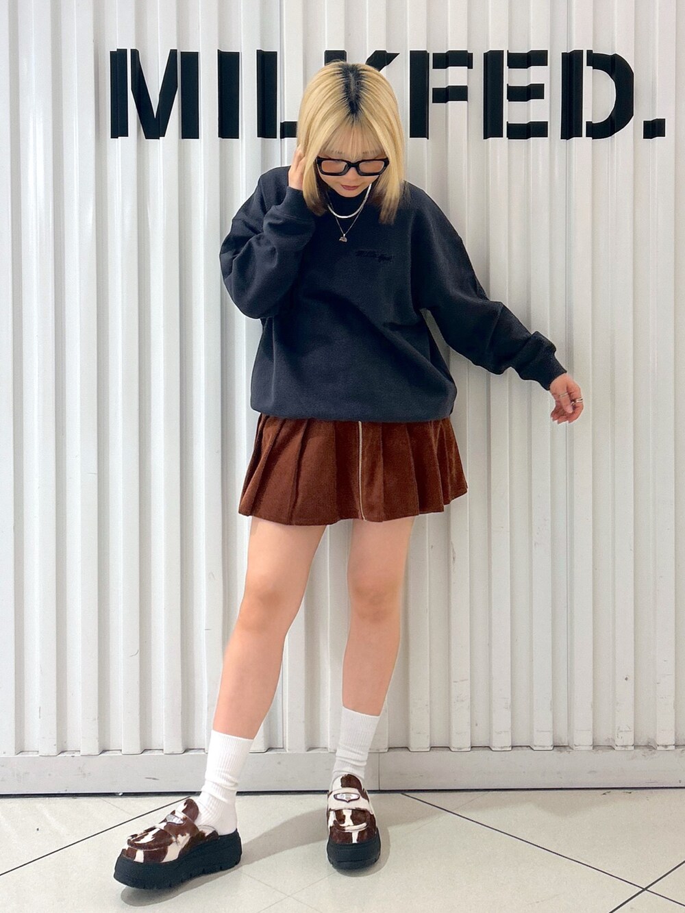 ブラウン系のその他パンツ、ブラック系のショルダーバッグ、グレー系のスウェットを着用したレディースの秋コーディネートの3枚目の写真