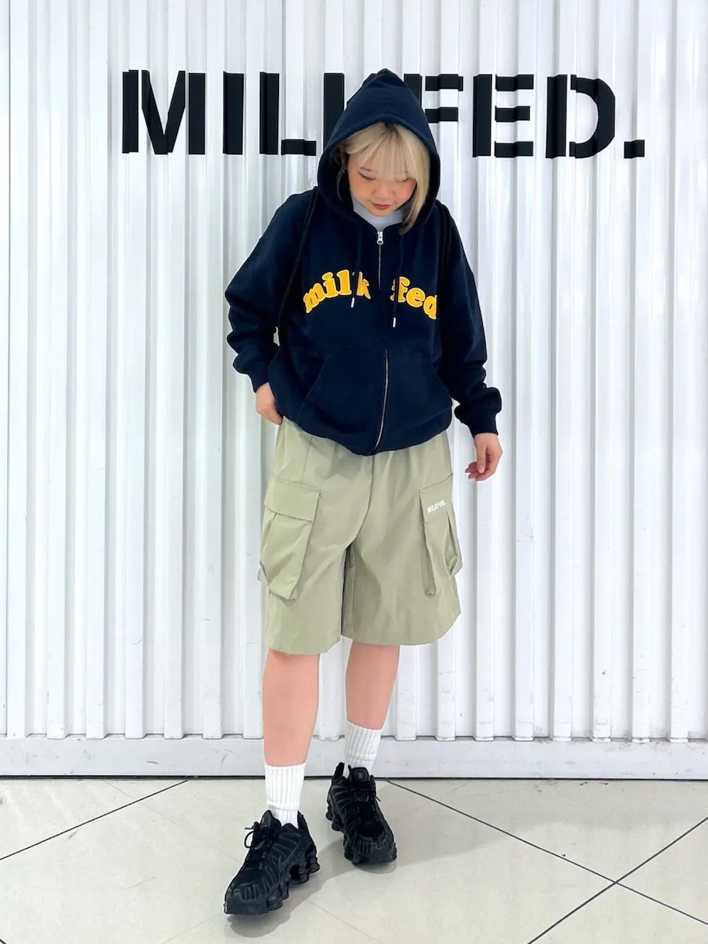 ブルー系のパーカー、ブルー系のバックパック/リュック、グリーン系のラッシュガードを着用したレディースの夏コーディネートの4枚目の写真