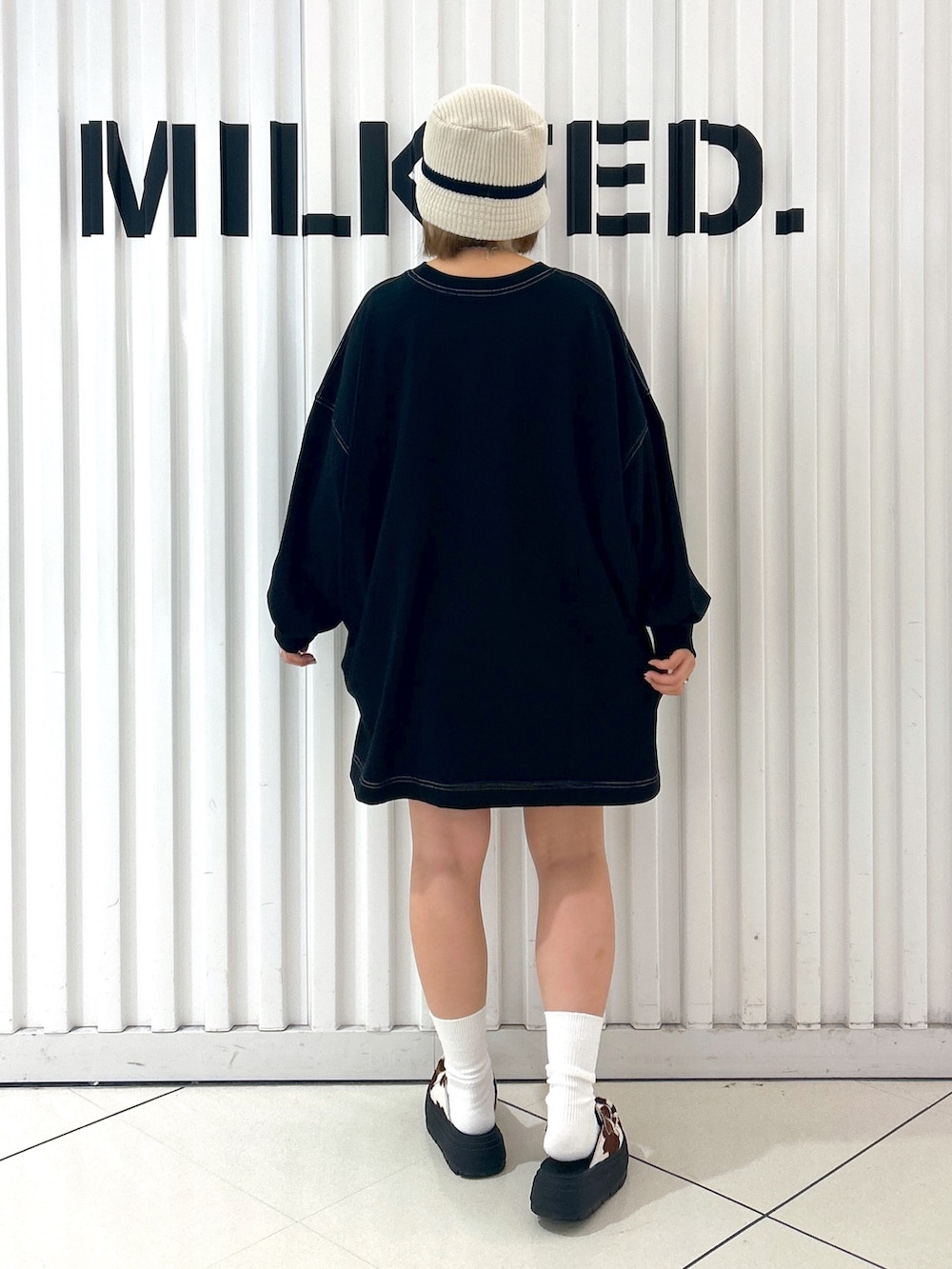 ブラック系のTシャツ/カットソー、シルバー系のショルダーバッグ、ホワイト系のハットを着用したレディースの秋コーディネートの4枚目の写真