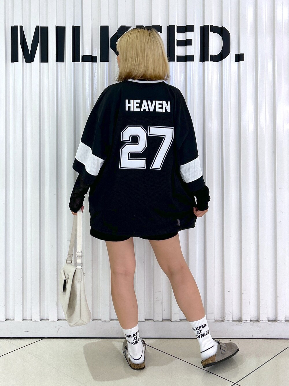 ブラック系のその他パンツ、ブラック系のTシャツ/カットソー、ホワイト系のショルダーバッグを着用したレディースの秋コーディネートの2枚目の写真