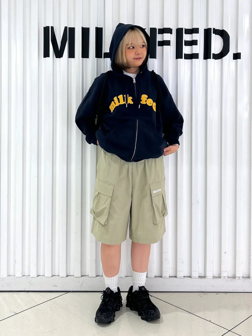 ブルー系のパーカー、ブルー系のバックパック/リュック、グリーン系のラッシュガードを着用したレディースの夏コーディネートの5枚目の写真