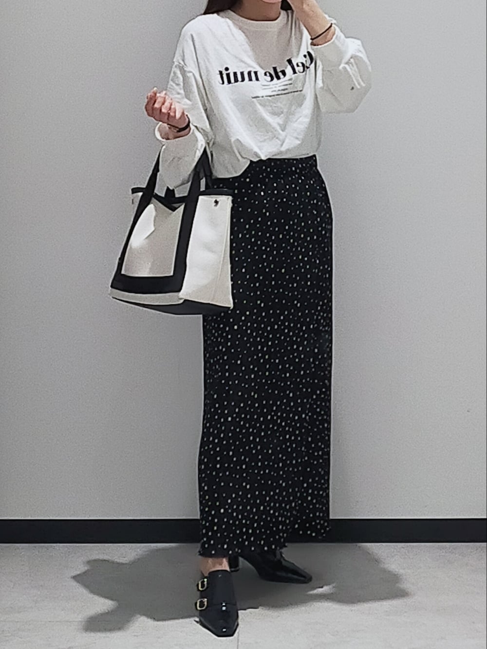 ホワイト系のTシャツ/カットソー、グリーン系のミリタリージャケット、ホワイト系のトートバッグを着用したレディースの春コーディネートの2枚目の写真