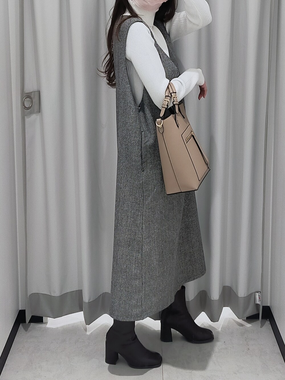 ベージュ系のハンドバッグ、その他のワンピース、ブラック系のニット/セーターを着用したレディースの秋コーディネートの4枚目の写真