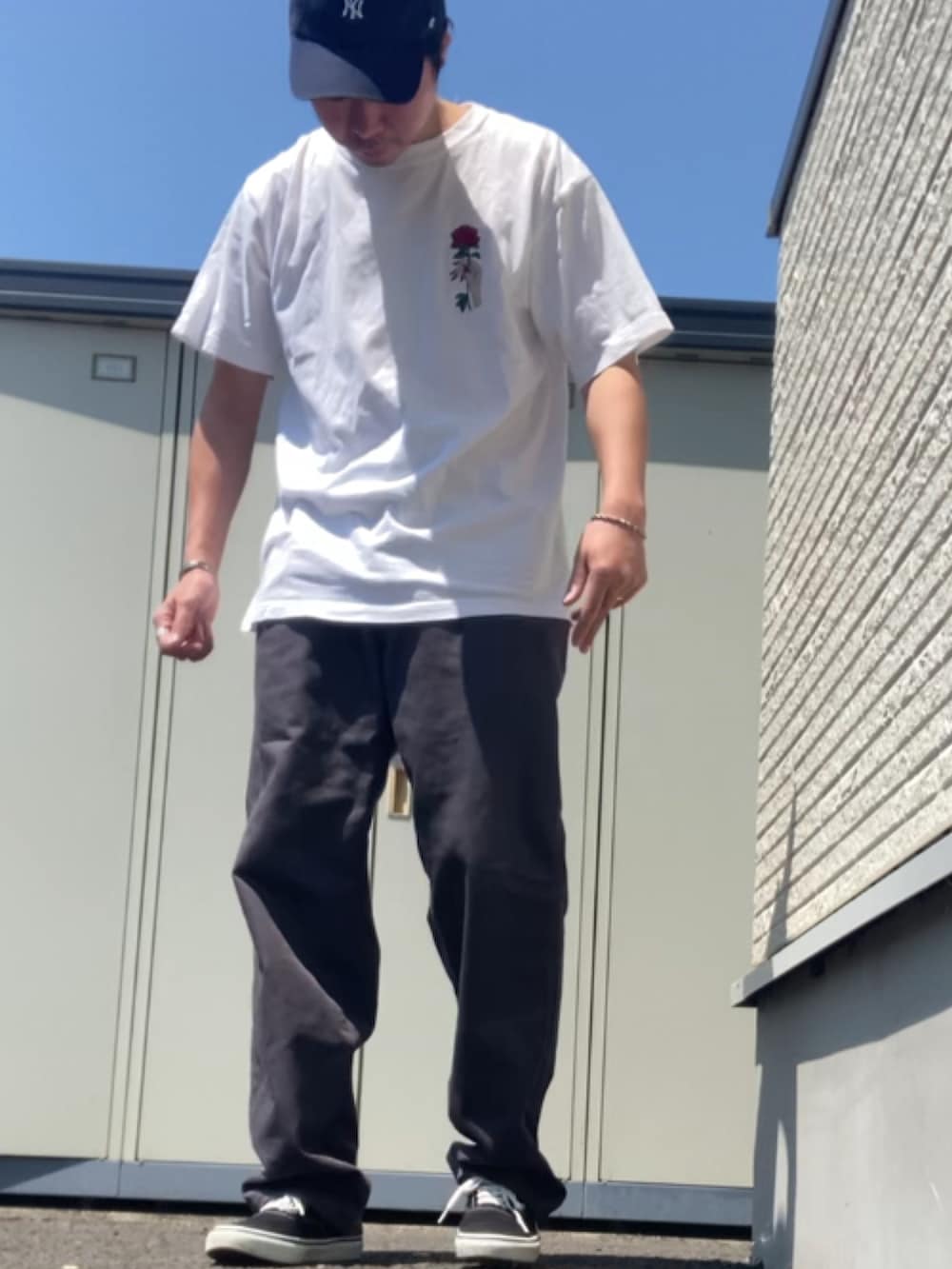 「GUNG HOのアイテム（パンツ、グレー系）」を使った、りょうすけ　RYMSさん（メンズ・176cm）の夏コーディネートの2枚目の写真