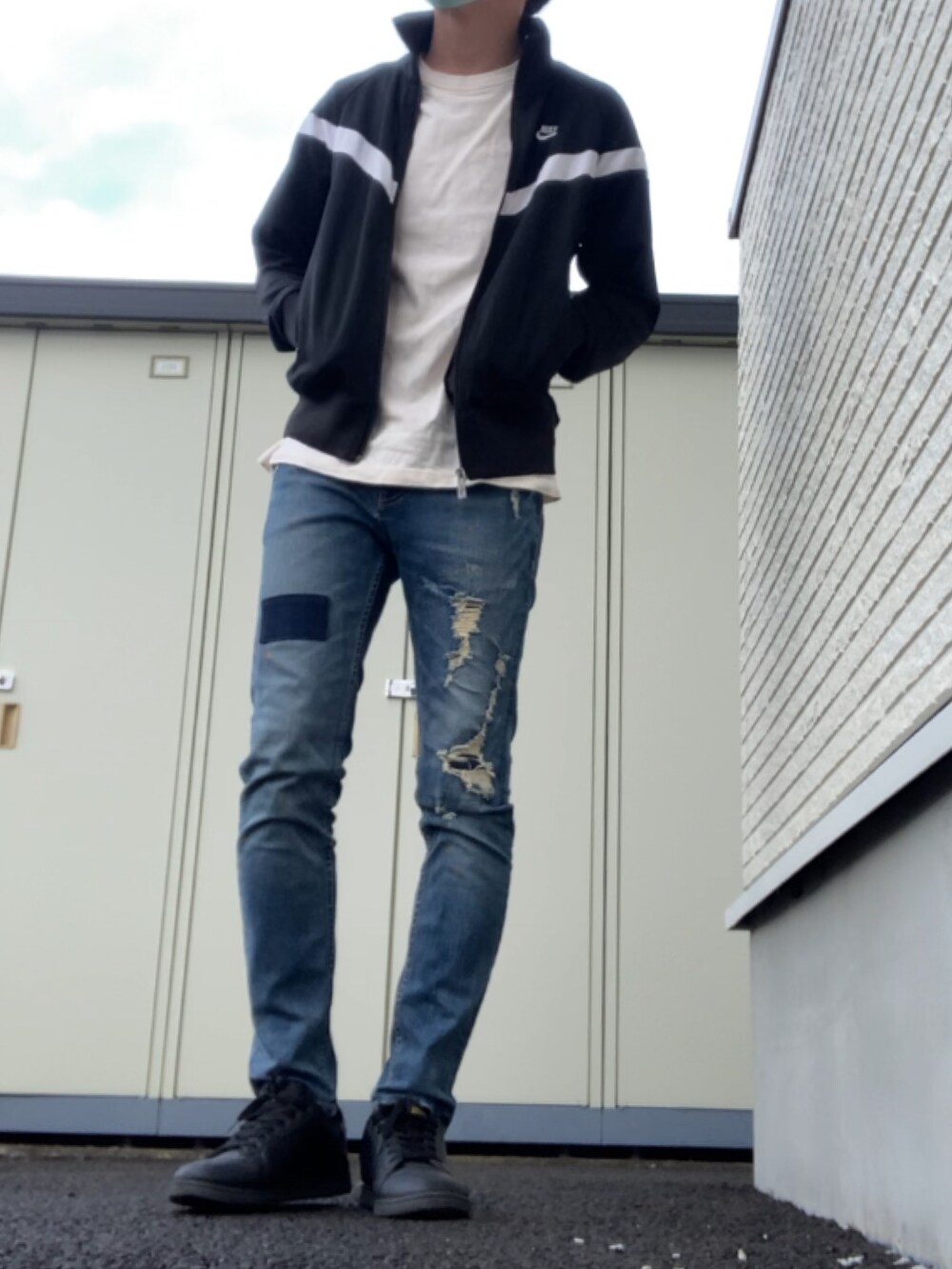 ブラック系のジャケット/アウター、ブルー系のデニムパンツを着用したメンズの冬コーディネートの2枚目の写真