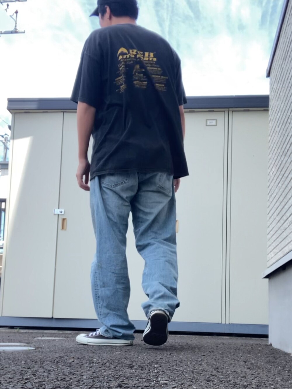 「Levi'sのアイテム（デニムパンツ、ブルー系）」を使った、りょうすけ　RYMSさん（メンズ・176cm）の夏コーディネートの2枚目の写真