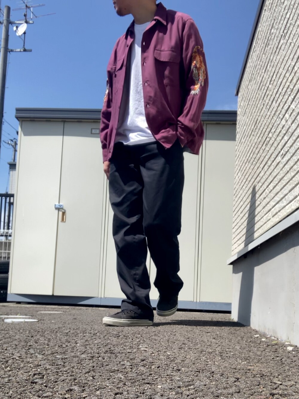 パープル系のシャツ/ブラウス、ブラック系のスラックス、ブラック系のスニーカーを着用したメンズの春コーディネートの2枚目の写真