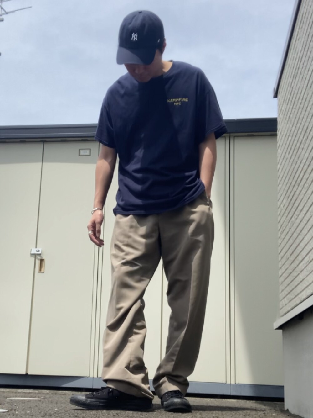 「DOCKERSのアイテム（チノパンツ、ベージュ系）」を使った、りょうすけ　RYMSさん（メンズ・176cm）の春コーディネートの2枚目の写真