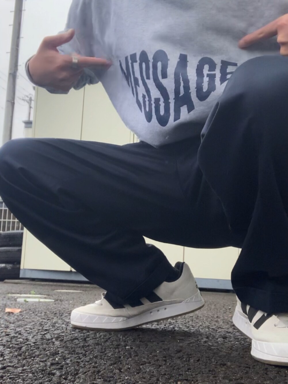 ブルー系のパンツ、グレー系のスニーカー、ブルー系のキャップを着用したメンズの春コーディネートの2枚目の写真