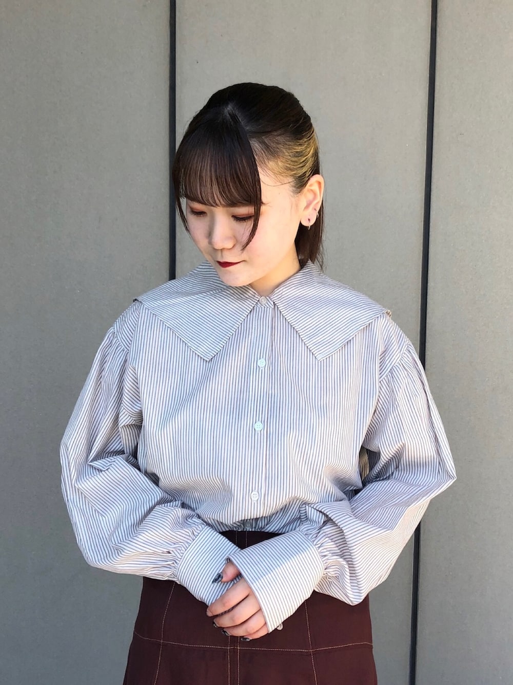 ベージュ系のシャツ/ブラウス、ホワイト系のショルダーバッグ、レッド系のスカートを着用したレディースの秋コーディネートの2枚目の写真