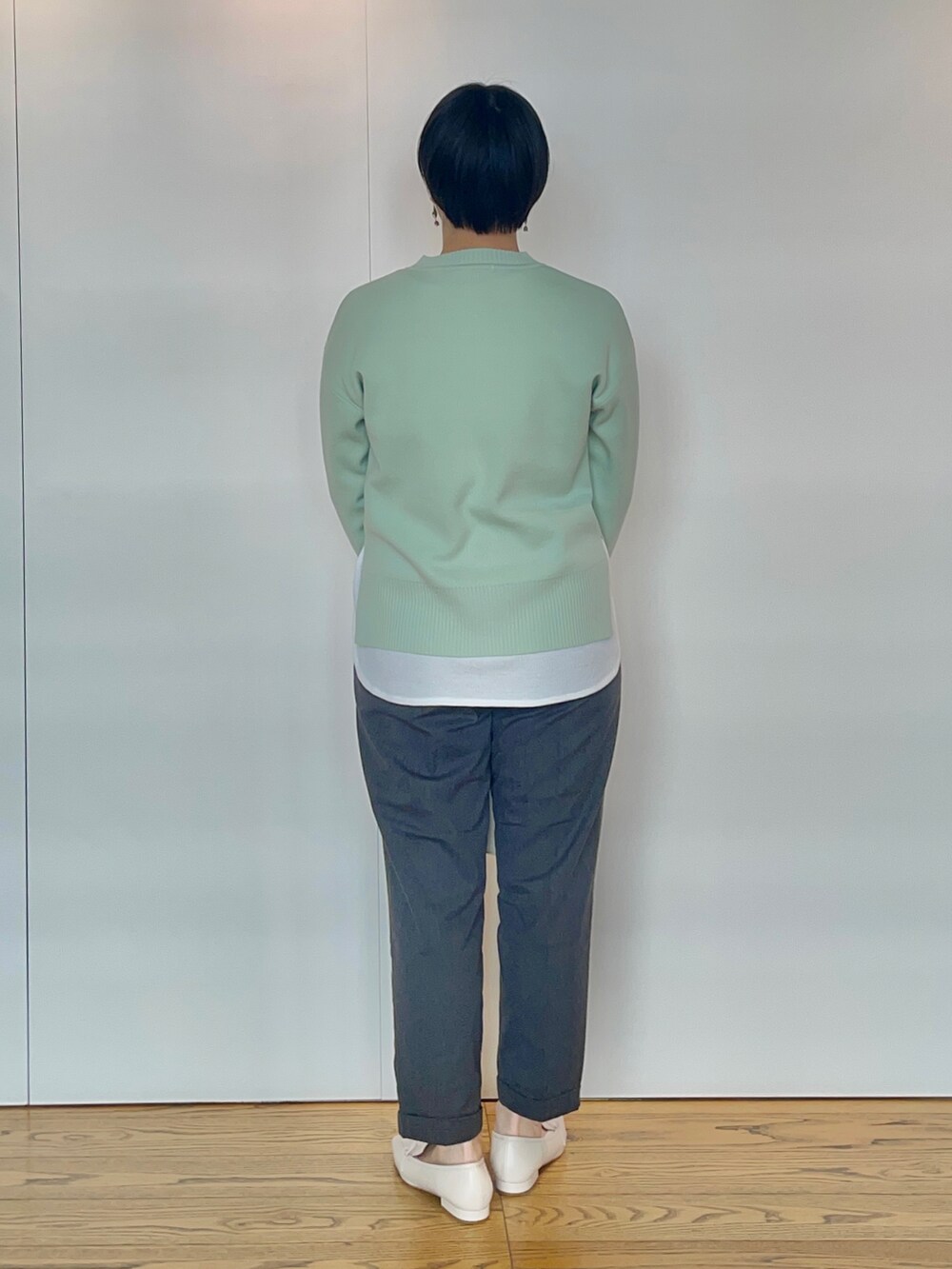 「みどり、グリーン、レイヤードスタイル、ワッフルクルーネックＴ、ルノンキュール、小物は白、骨格ストレート、イエベ春、春コーデ、高身長、高身長女子、高身長コーデ」｜「Lugnoncureのフラップミニショルダーバッグ（ハンドバッグ、ホワイト系）」を使った、Momokoさん（レディース・168cm）の冬コーディネートの3枚目の写真