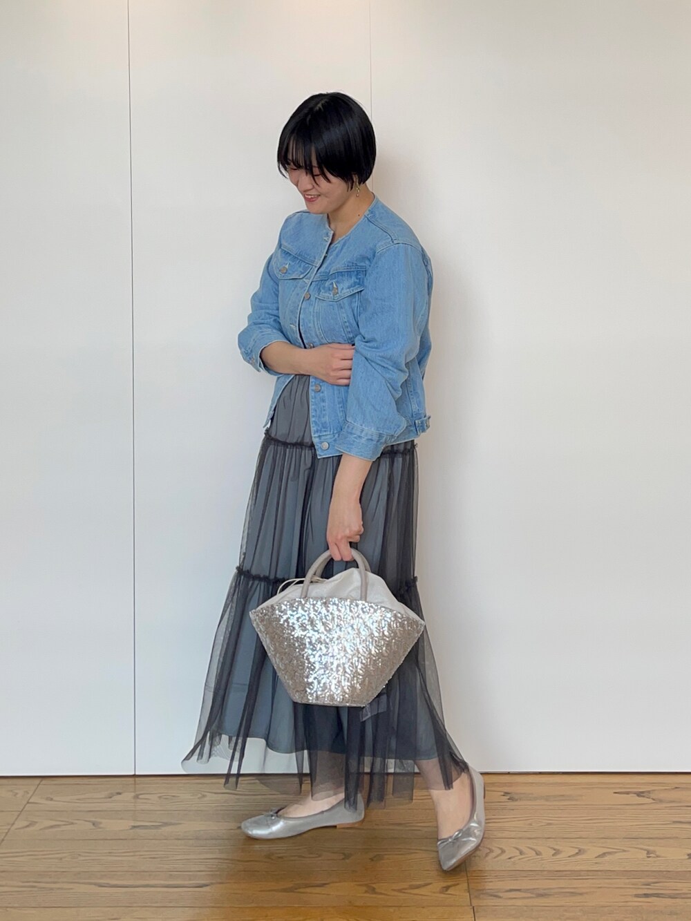 「デニムジャケット、ノーカラージャケット、チュールワンピ、スパンコールバック、春コーデ、テチチ(Te chichi)、カタログコーデ2024春、骨格ストレート、高身長女子、高身長コーデ」｜「Te chichiのアイテム（デニムジャケット、ブルー系）」を使った、Momokoさん（レディース・168cm）の春コーディネートの3枚目の写真