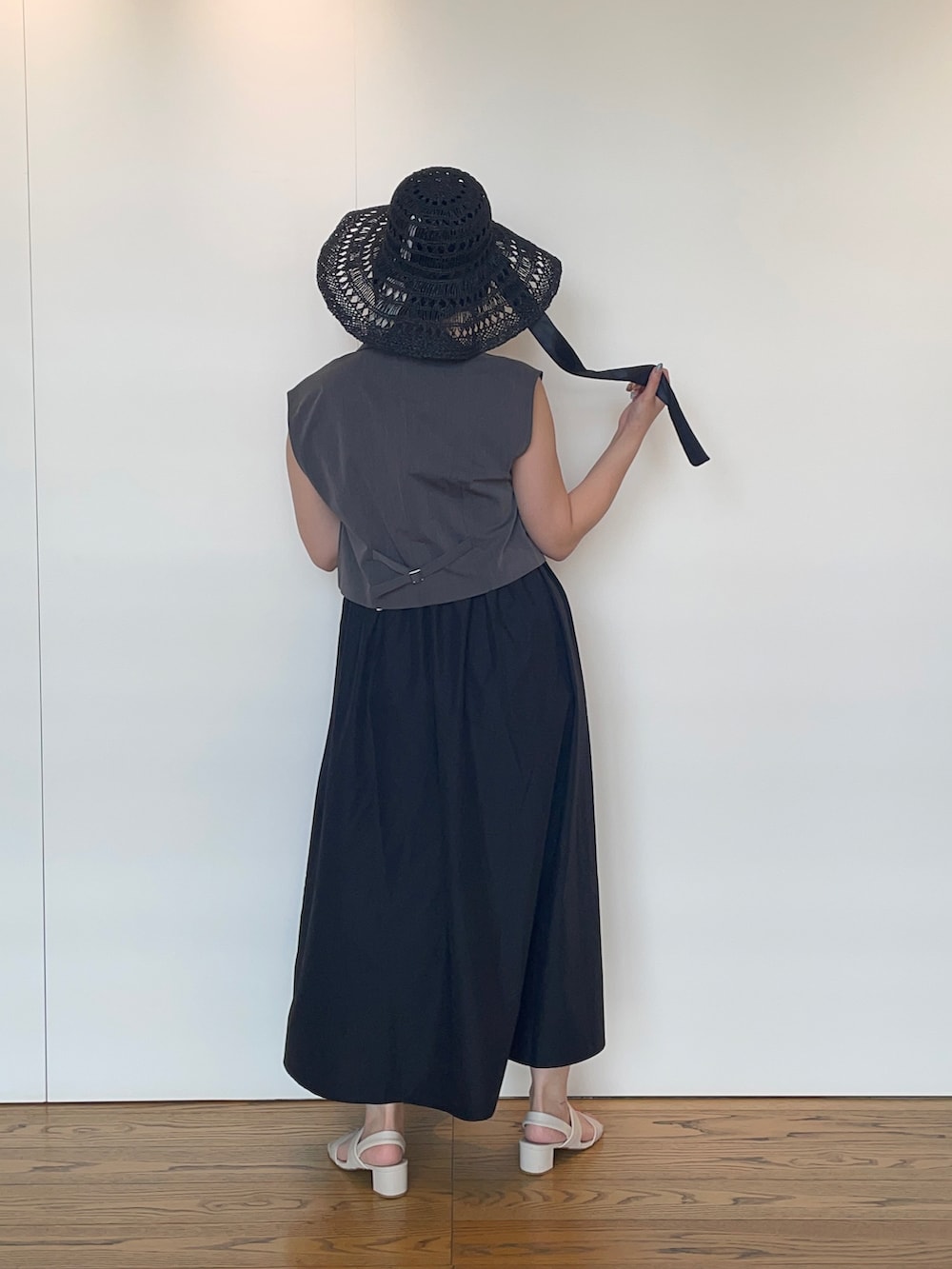 「テーラードジレ、ジレ、ショートジレ、キャミワンピース、Te chichi(Te chichi)、骨格ストレート、高身長女子、高身長コーデ」｜「Te chichiのテーラードショートジレ（ベスト、グレー系）」を使った、Momokoさん（レディース・168cm）の夏コーディネートの3枚目の写真