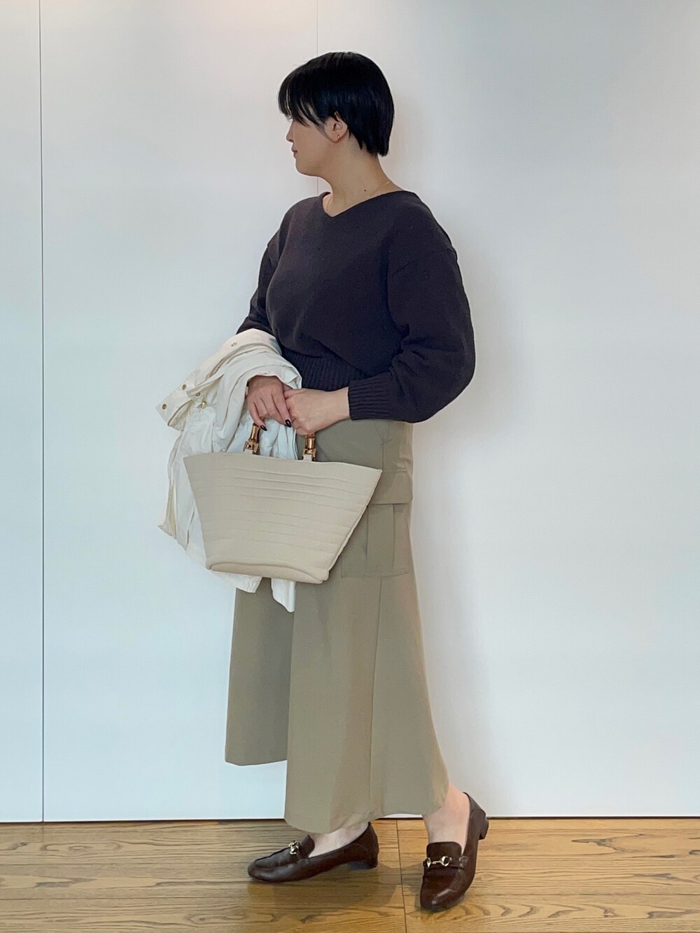 「お花見コーデ、マウンテンパーカー、オフィスシーンで活躍、テチチ(Te chichi)、骨格ストレート、高身長女子、高身長コーデ」｜「Te chichiのフーディーブルゾン（ブルゾン、ホワイト系）」を使った、Momokoさん（レディース・168cm）の春コーディネートの4枚目の写真