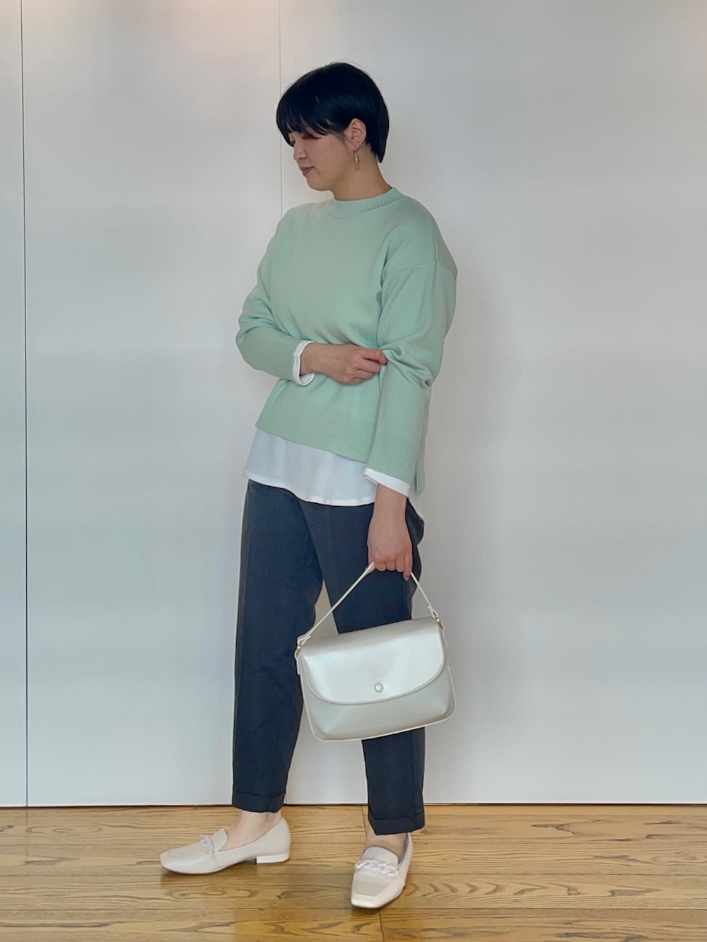 「みどり、グリーン、レイヤードスタイル、ワッフルクルーネックＴ、ルノンキュール、小物は白、骨格ストレート、イエベ春、春コーデ、高身長、高身長女子、高身長コーデ」｜「Lugnoncureのフラップミニショルダーバッグ（ハンドバッグ、ホワイト系）」を使った、Momokoさん（レディース・168cm）の冬コーディネートの2枚目の写真