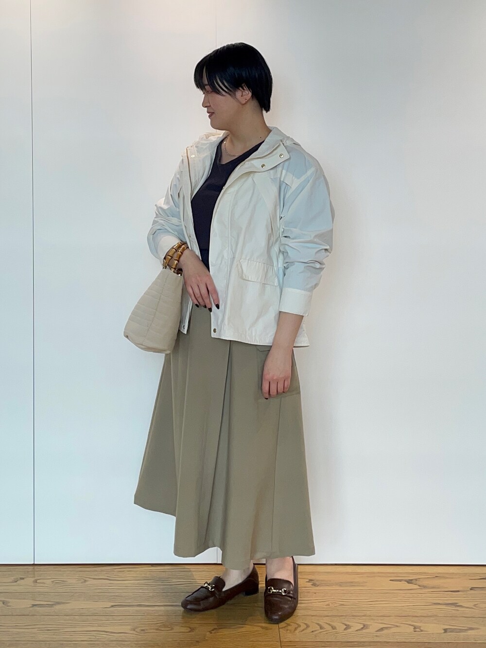 「お花見コーデ、マウンテンパーカー、オフィスシーンで活躍、テチチ(Te chichi)、骨格ストレート、高身長女子、高身長コーデ」｜「Te chichiのフーディーブルゾン（ブルゾン、ホワイト系）」を使った、Momokoさん（レディース・168cm）の春コーディネートの2枚目の写真