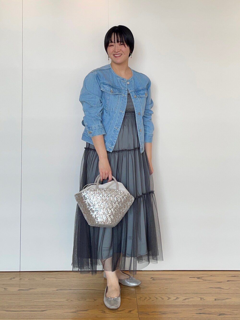 「デニムジャケット、ノーカラージャケット、チュールワンピ、スパンコールバック、春コーデ、テチチ(Te chichi)、カタログコーデ2024春、骨格ストレート、高身長女子、高身長コーデ」｜「Te chichiのアイテム（デニムジャケット、ブルー系）」を使った、Momokoさん（レディース・168cm）の春コーディネートの2枚目の写真