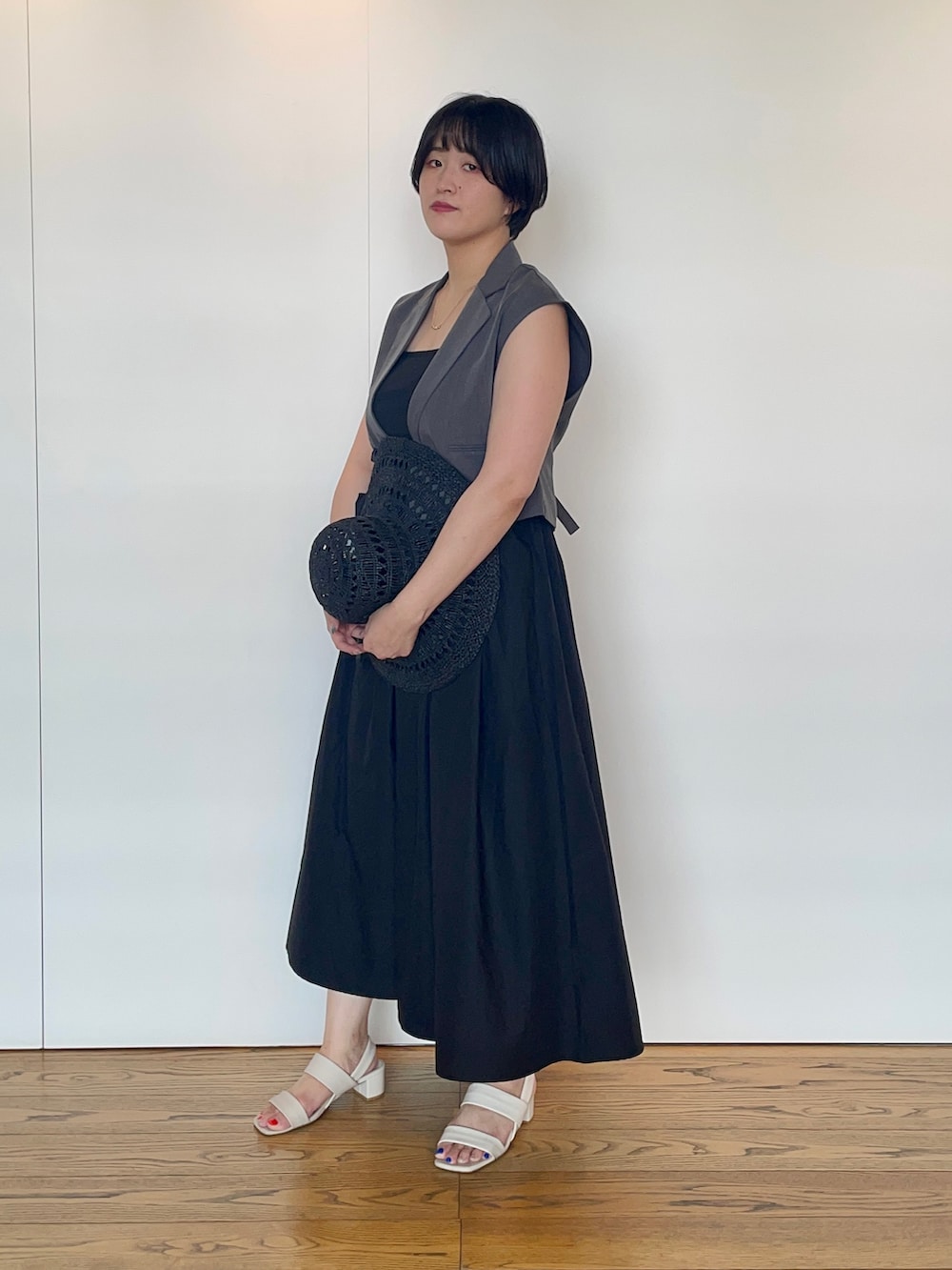 「テーラードジレ、ジレ、ショートジレ、キャミワンピース、Te chichi(Te chichi)、骨格ストレート、高身長女子、高身長コーデ」｜「Te chichiのテーラードショートジレ（ベスト、グレー系）」を使った、Momokoさん（レディース・168cm）の夏コーディネートの2枚目の写真