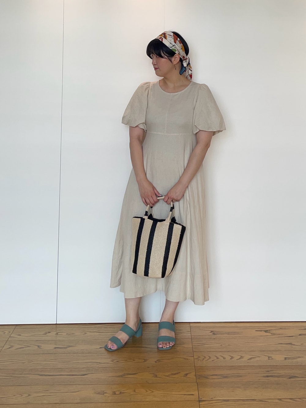 「きれいめカジュアル、バルーン袖、ワンヒース、シンプルコーデ、テチチ(Te chichi)、骨格ストレート、高身長女子、高身長コーデ」｜「Te chichiの柄アソートスカーフ（ストール/ショール、ブルー系）」を使った、Momokoさん（レディース・168cm）の夏コーディネートの2枚目の写真