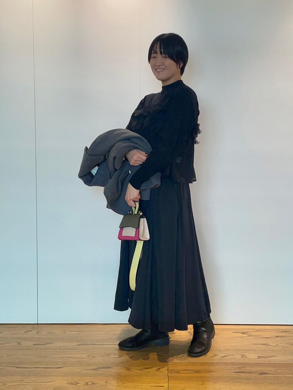 「チュールトップス、袖ボリューム、ピンク、オールブラック、骨格ストレート」｜「Te chichiのバイカラーミニバッグ（ハンドバッグ、ピンク系）」を使った、Momokoさん（レディース・168cm）の秋コーディネートの2枚目の写真