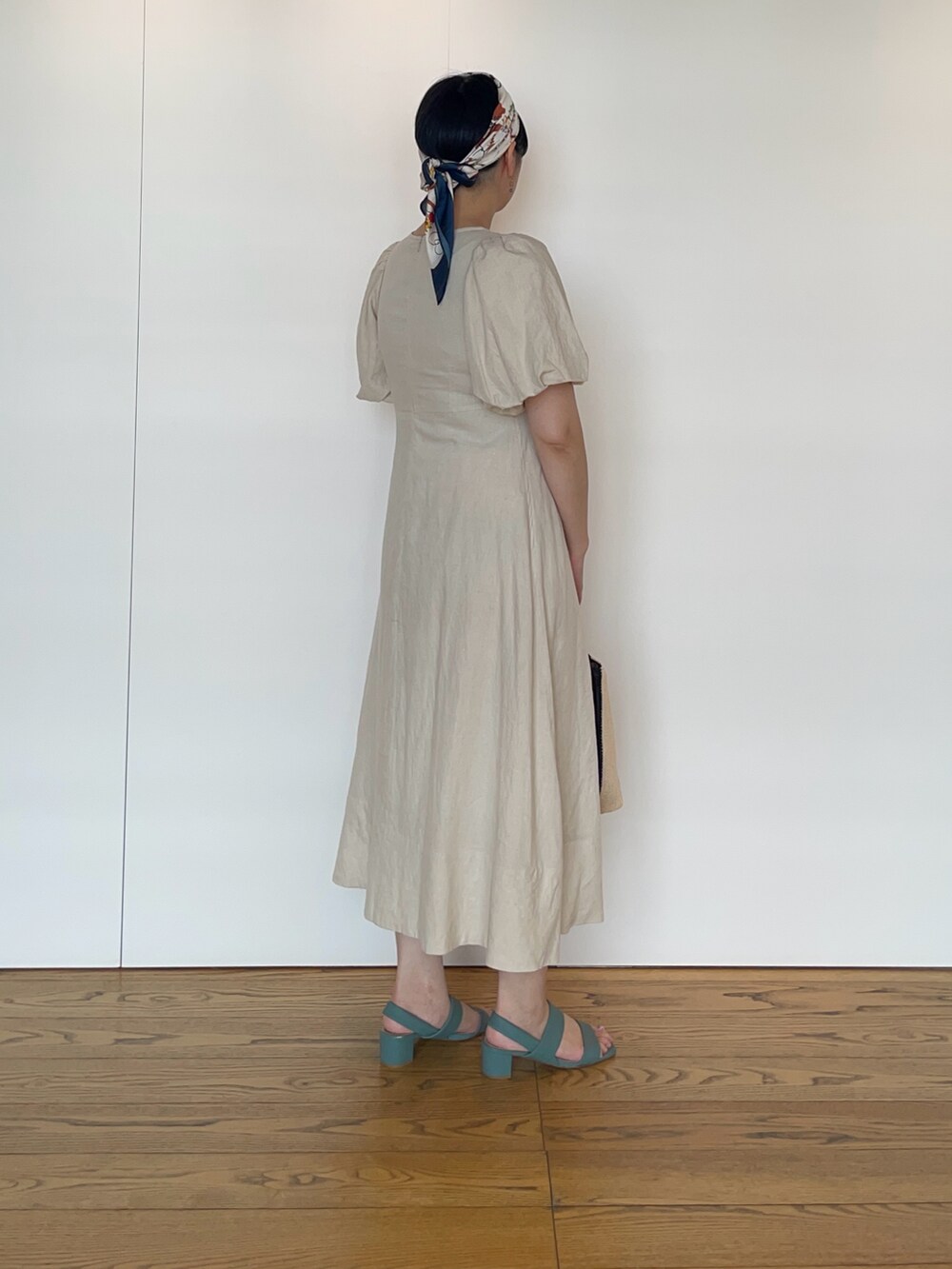 「きれいめカジュアル、バルーン袖、ワンヒース、シンプルコーデ、テチチ(Te chichi)、骨格ストレート、高身長女子、高身長コーデ」｜「Te chichiの柄アソートスカーフ（ストール/ショール、ブルー系）」を使った、Momokoさん（レディース・168cm）の夏コーディネートの3枚目の写真