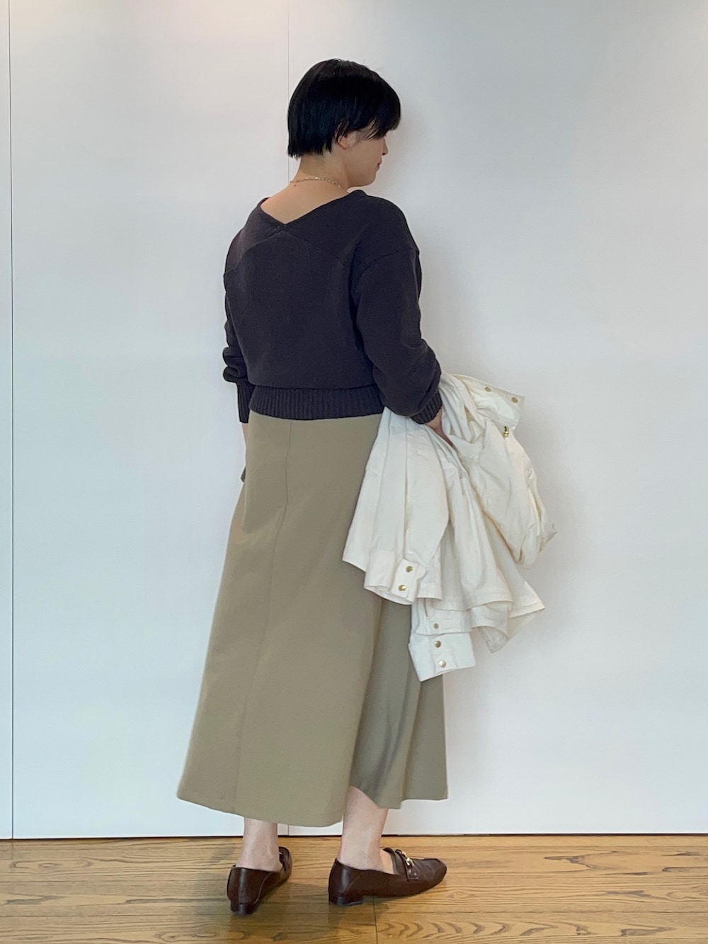 「お花見コーデ、マウンテンパーカー、オフィスシーンで活躍、テチチ(Te chichi)、骨格ストレート、高身長女子、高身長コーデ」｜「Te chichiのフーディーブルゾン（ブルゾン、ホワイト系）」を使った、Momokoさん（レディース・168cm）の春コーディネートの5枚目の写真