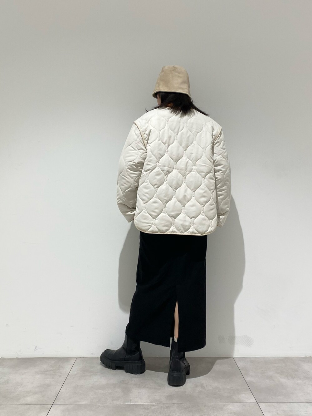 ホワイト系のダウンジャケット/コート、ピンク系のニット/セーター、ブラック系のスカートを着用したレディースの冬コーディネートの3枚目の写真