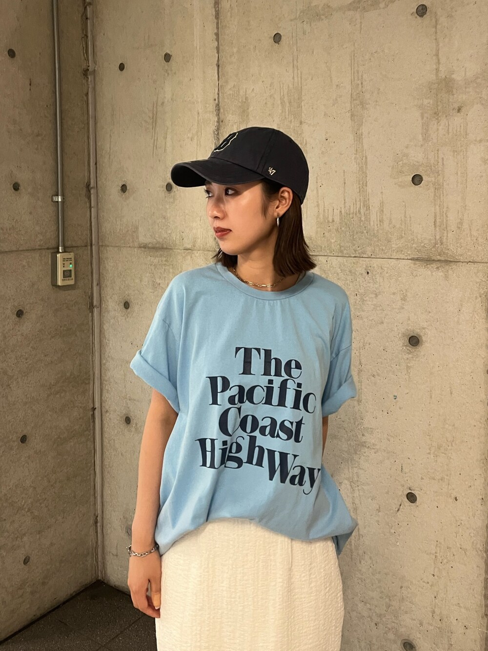 ブルー系のTシャツ/カットソー、ホワイト系のスカートを着用したレディースの夏コーディネートの6枚目の写真