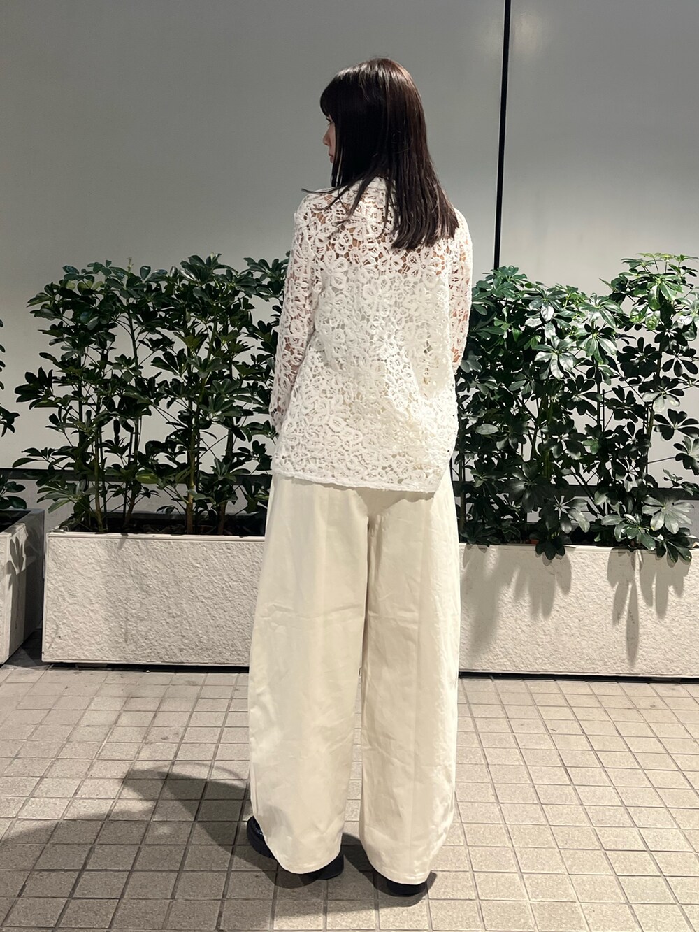 ホワイト系のシャツ/ブラウス、ホワイト系のチノパンツを着用したレディースの春コーディネートの3枚目の写真