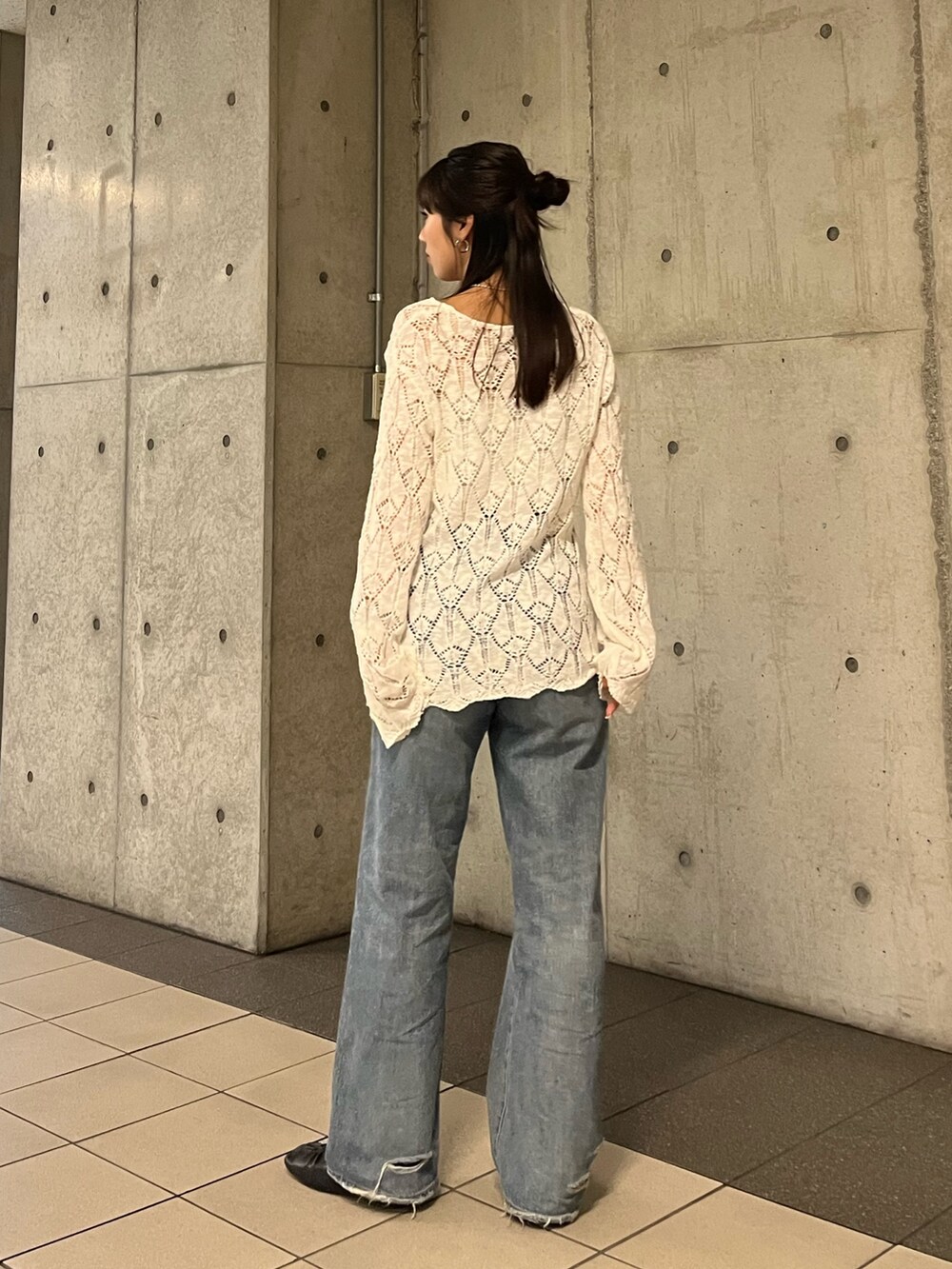 ホワイト系のニット/セーターを着用したレディースの夏コーディネートの3枚目の写真