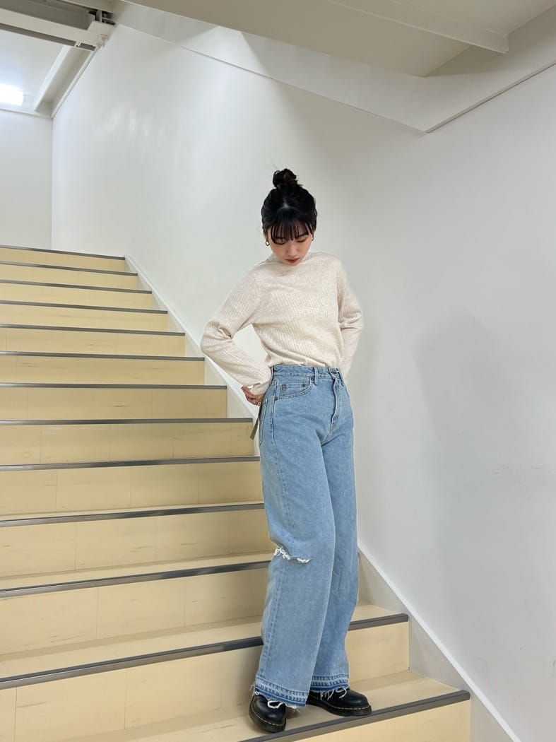 ブルー系のデニムパンツ、ホワイト系のニット/セーター、ブルー系のカーディガン/ボレロを着用したレディースの秋コーディネートの3枚目の写真