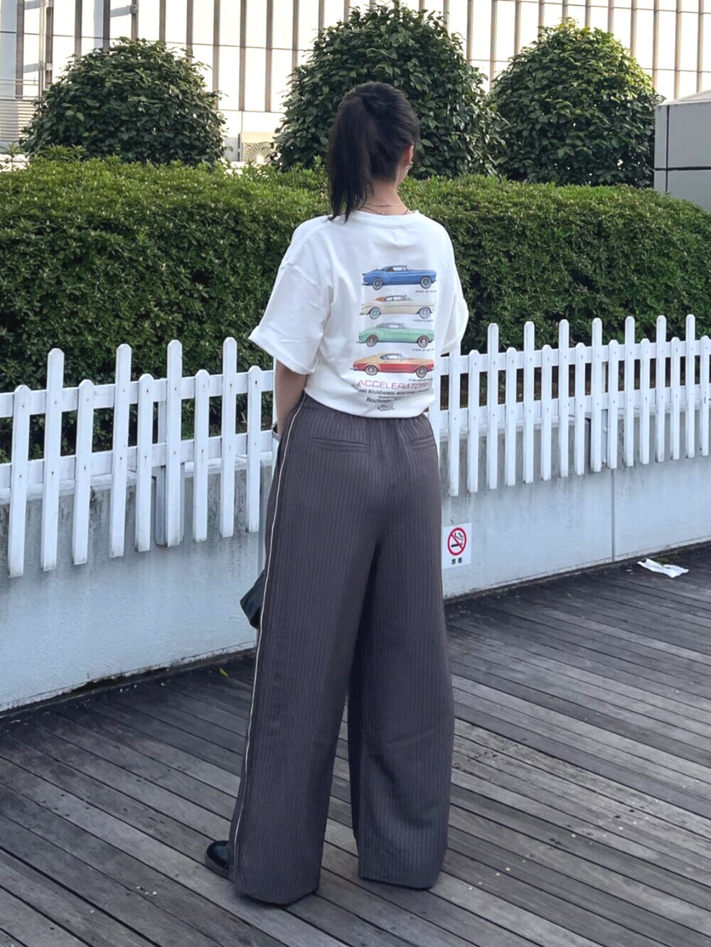 ホワイト系のTシャツ/カットソー、グレー系のその他パンツを着用したレディースの春コーディネートの4枚目の写真