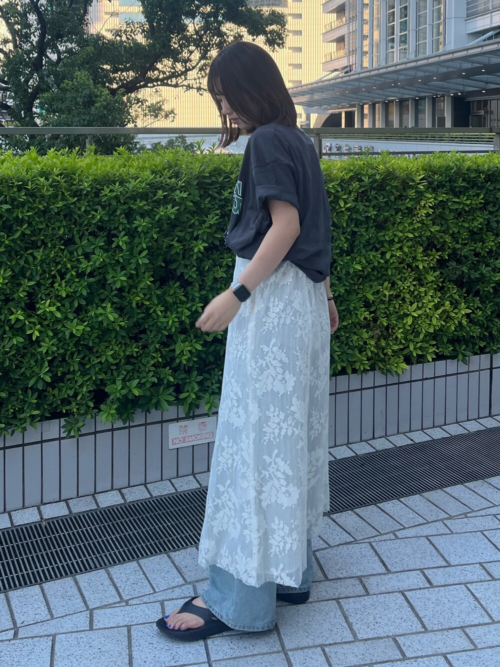 グレー系のTシャツ/カットソー、ホワイト系のワンピース、ブルー系のデニムパンツを着用したレディースの夏コーディネートの3枚目の写真