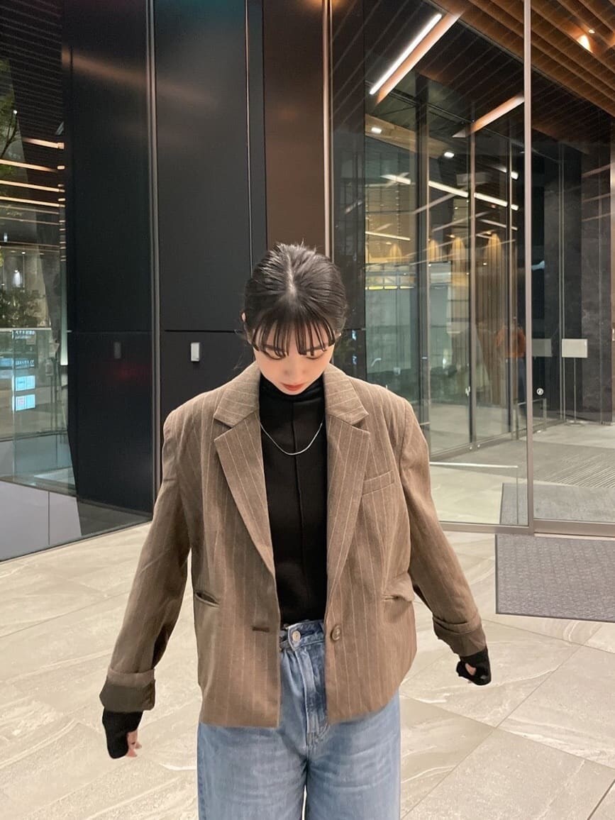 ブルー系のデニムパンツ、ブルー系のデニムパンツ、ブラック系のTシャツ/カットソーを着用したレディースの秋コーディネートの3枚目の写真