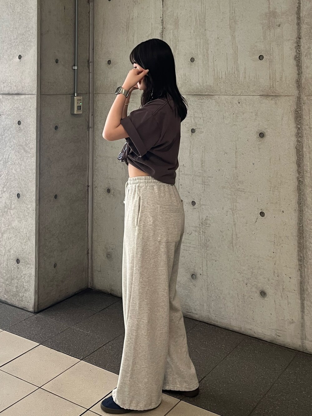 ブラウン系のTシャツ/カットソー、グレー系のスウェットパンツを着用したレディースの春コーディネートの3枚目の写真
