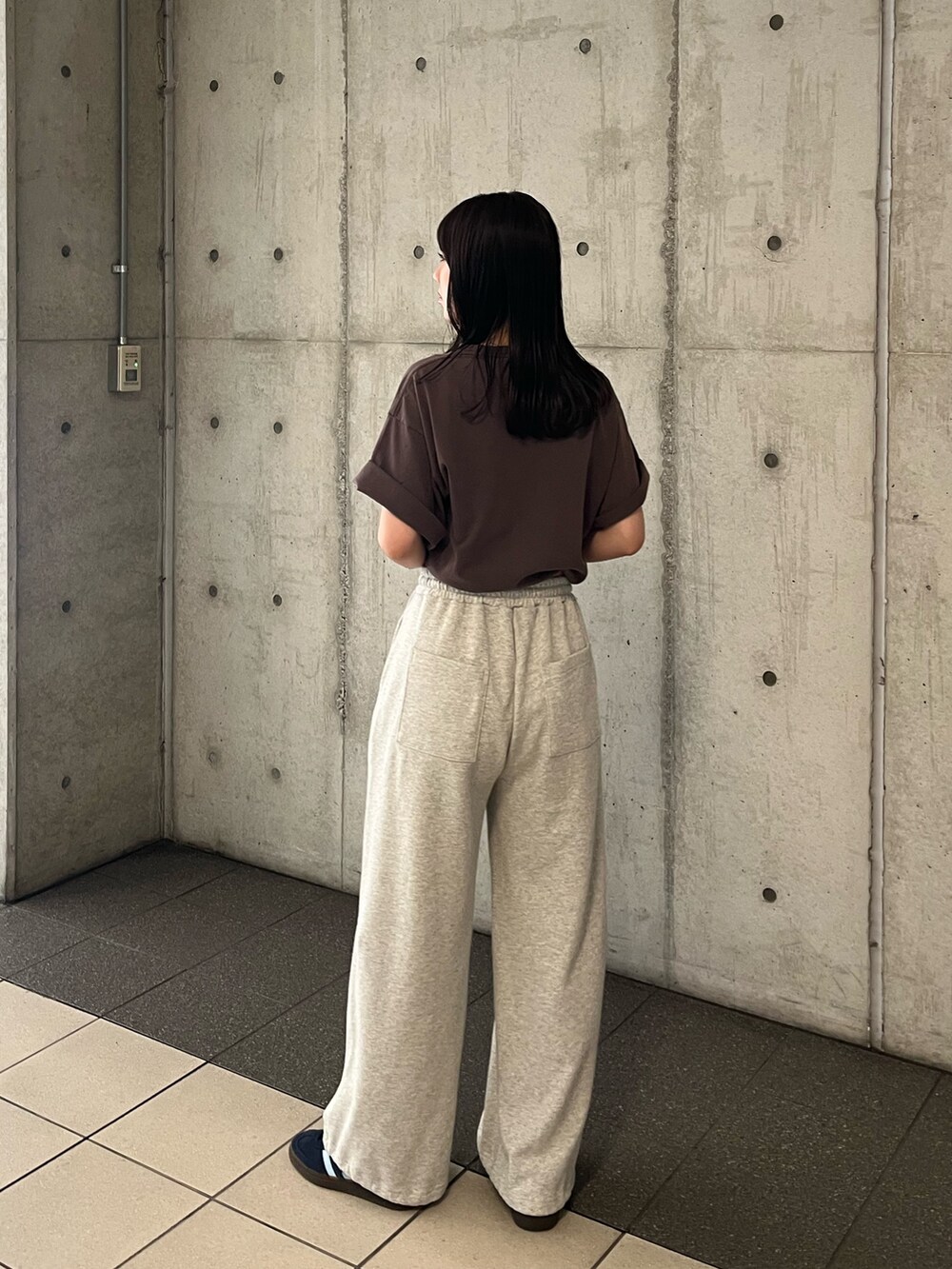 ブラウン系のTシャツ/カットソー、グレー系のスウェットパンツを着用したレディースの春コーディネートの4枚目の写真