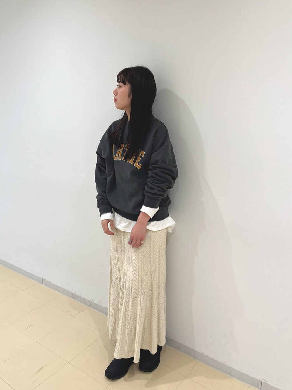 グレー系のTシャツ/カットソー、ホワイト系のTシャツ/カットソー、ホワイト系のスカートを着用したレディースの冬コーディネートの2枚目の写真