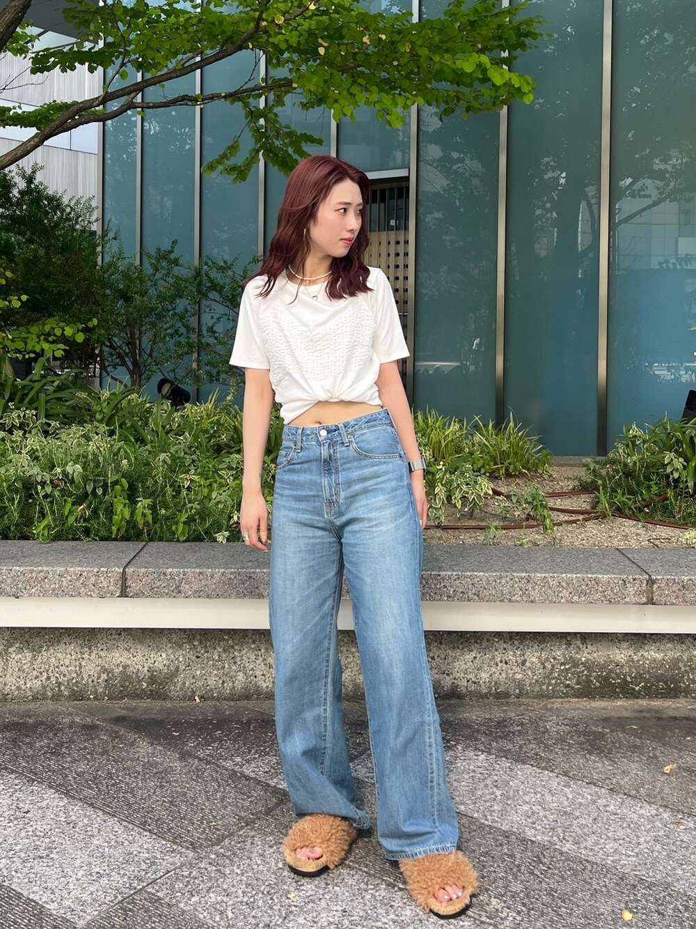 ホワイト系のTシャツ/カットソー、ブルー系のデニムパンツ、ブラウン系のサンダルを着用したレディースの夏コーディネートの4枚目の写真